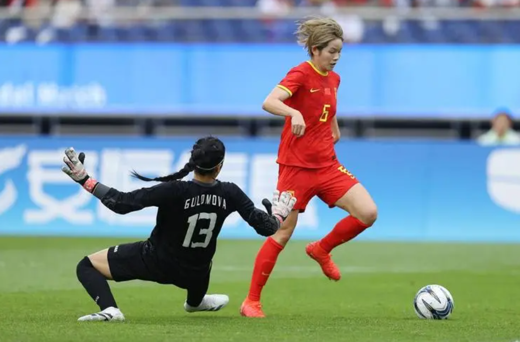 女子足球联赛中球员们实力抗衡