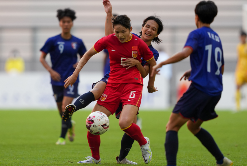 女子足球联赛中球员们实力抗衡