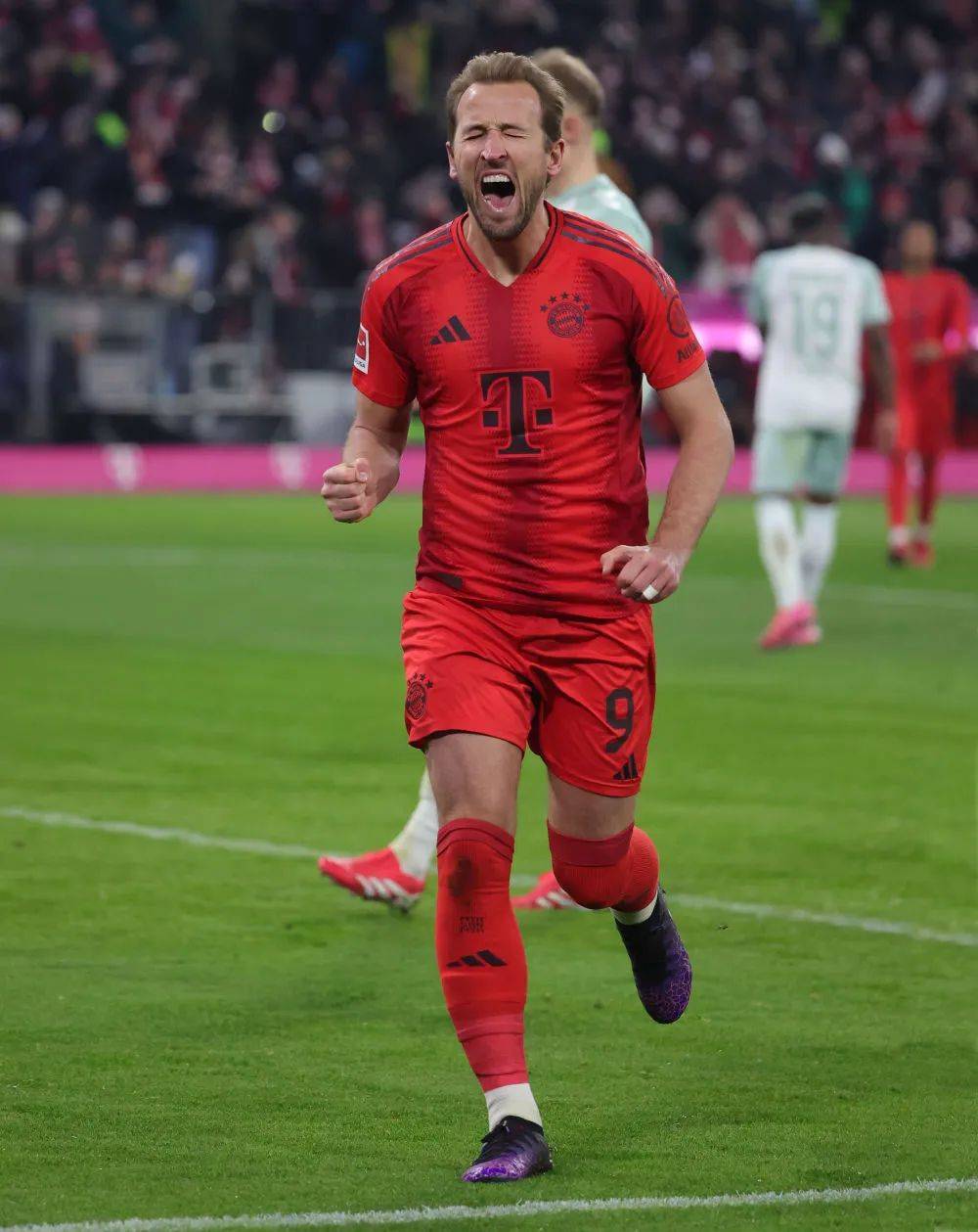 包含拜仁慕尼黑主场取胜，继续德甲领跑的词条