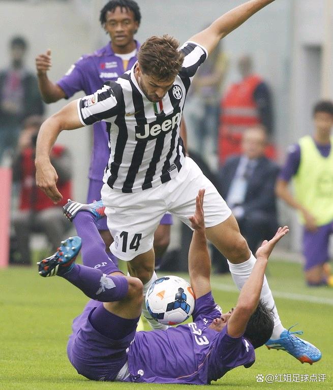 足球巨星们在赛场上展现实力