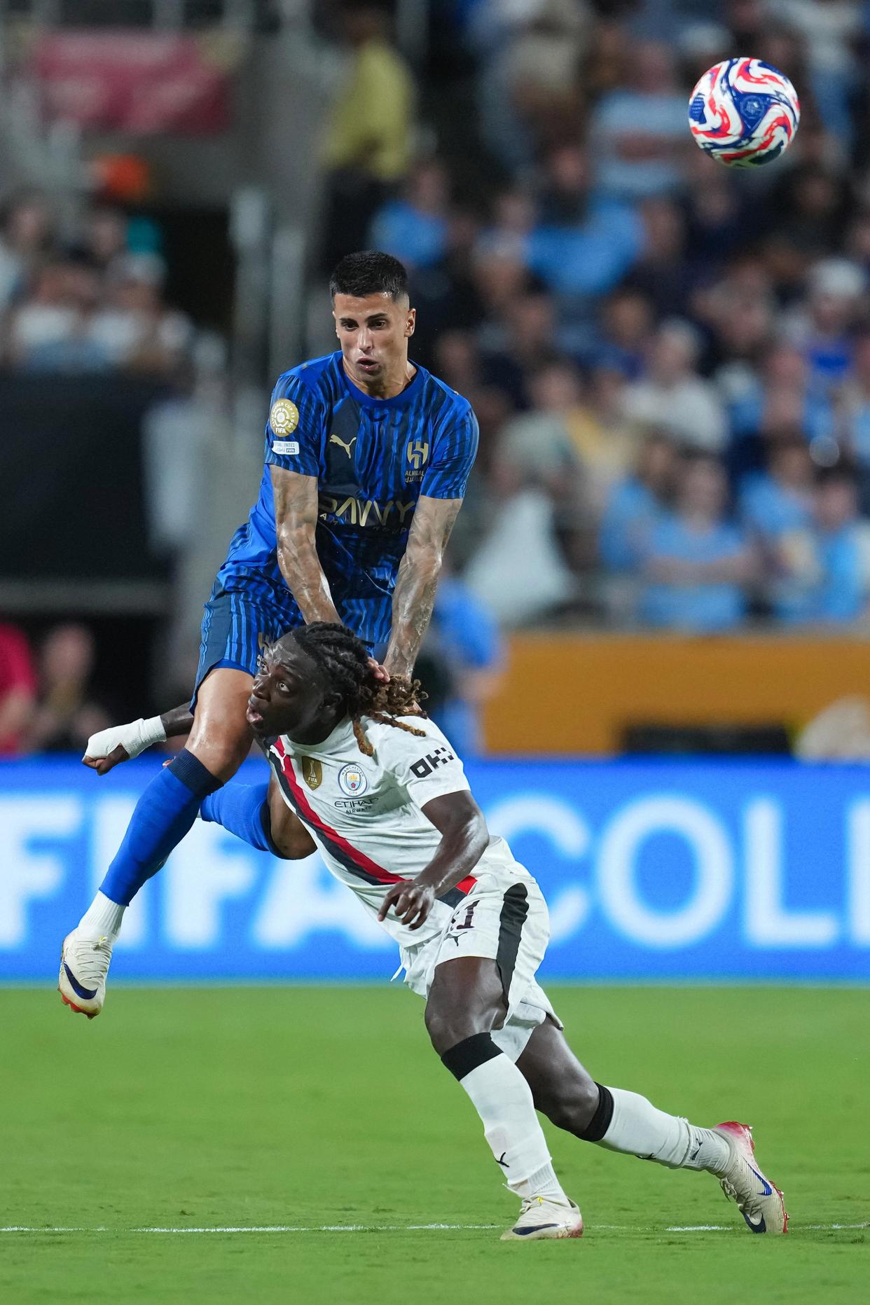 巴塞罗那球员赛后庆祝雀跃，凯旋而归的简单介绍