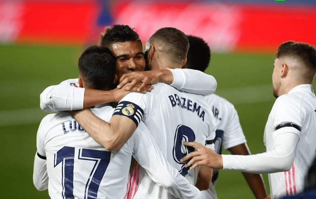 包含门兴格拉德巴赫战平对手，积分榜暂居中游位置的词条