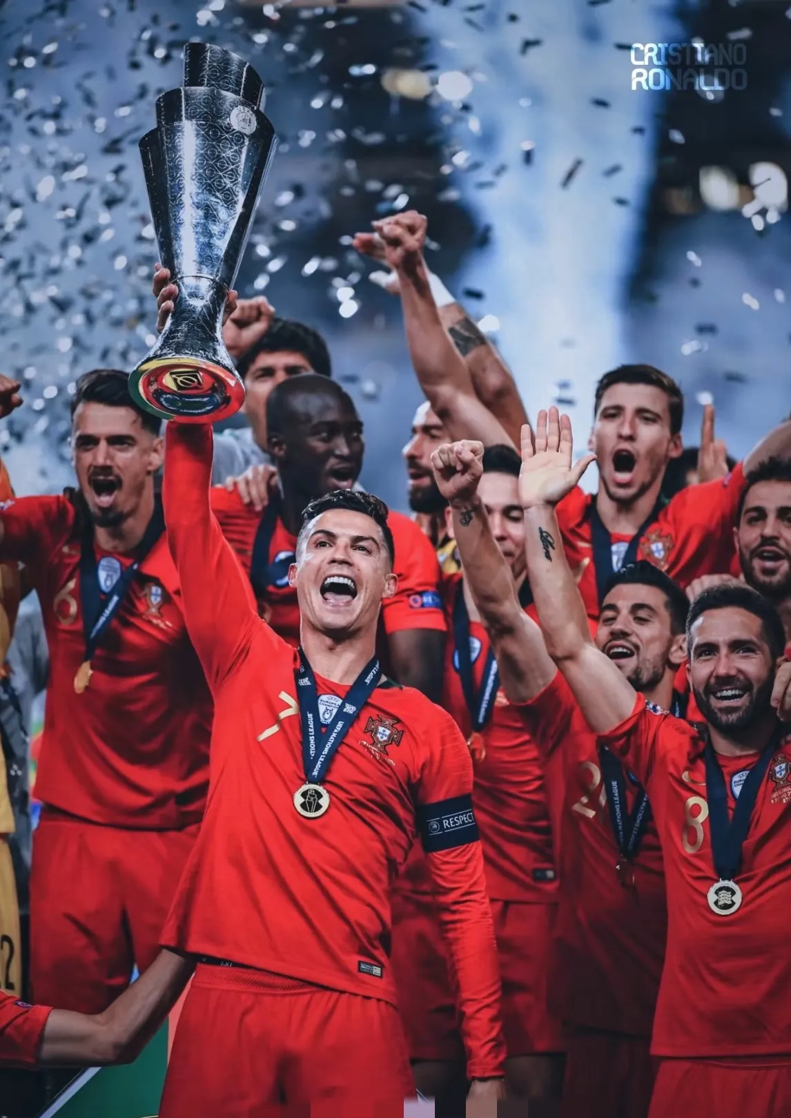 包含西方豪门再次跻身冠军之争，球场上演精彩的词条