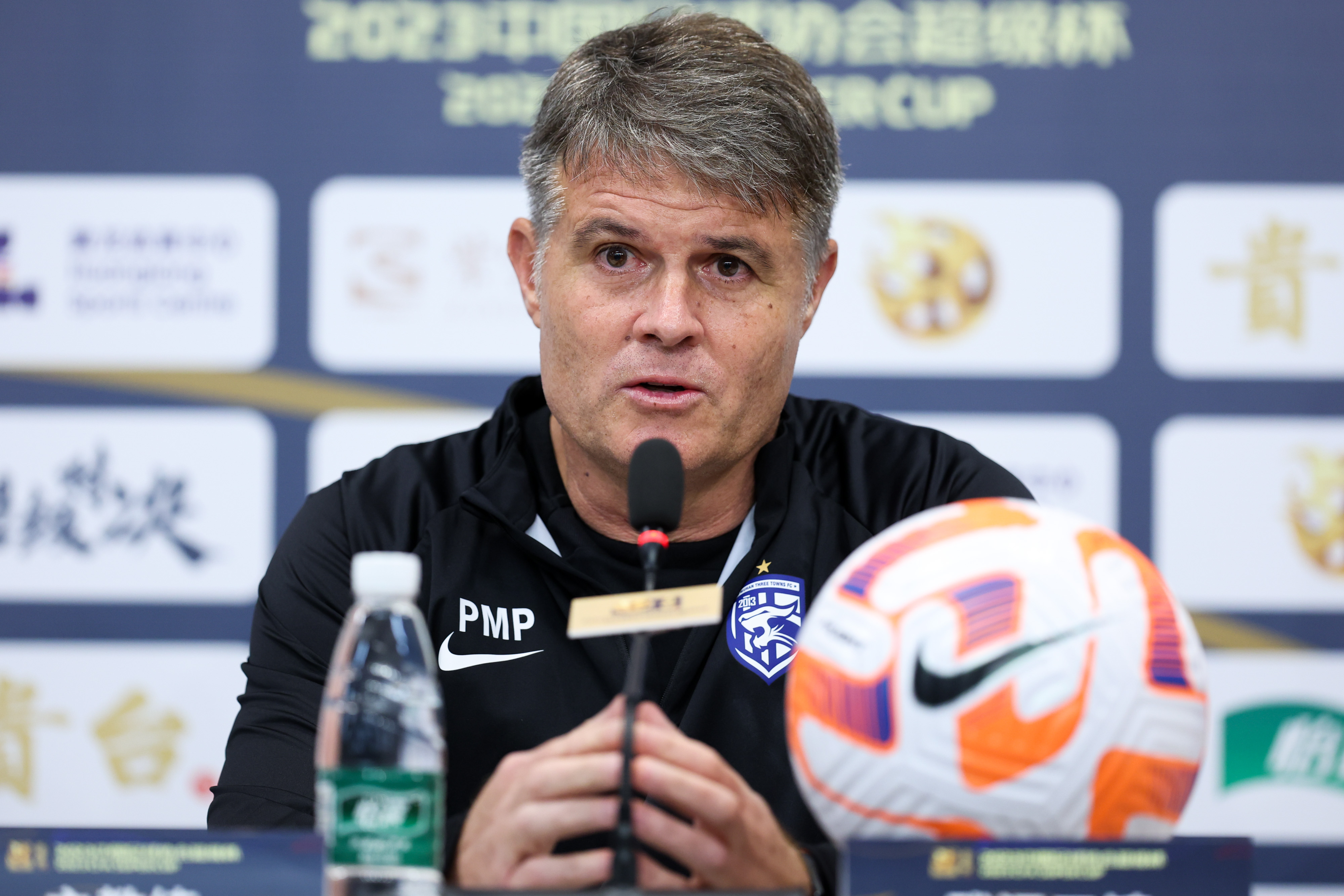 恩泽恩球员奋力拼搏,帮助球队取胜 恩泽恩球员奋力拼搏,帮助球队取胜