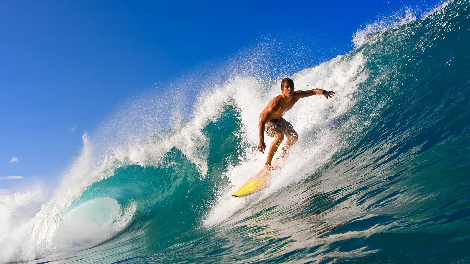 赛道与球场，当班凯罗在F1街道赛接管比赛，我们想起了猛龙击溃勇士的夜晚